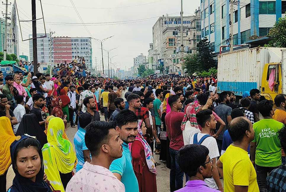 আশুলিয়ায় সড়ক অবরোধ করে ডিইপিজেডের সামনে বিক্ষোভ