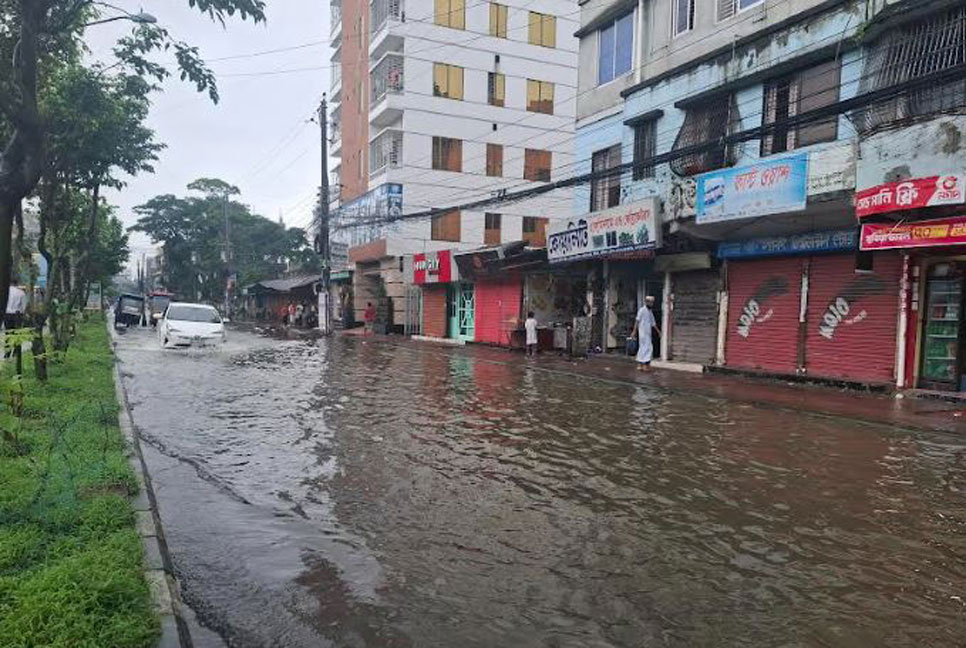 বরিশালে টানা বৃষ্টিতে জলাবদ্ধতা