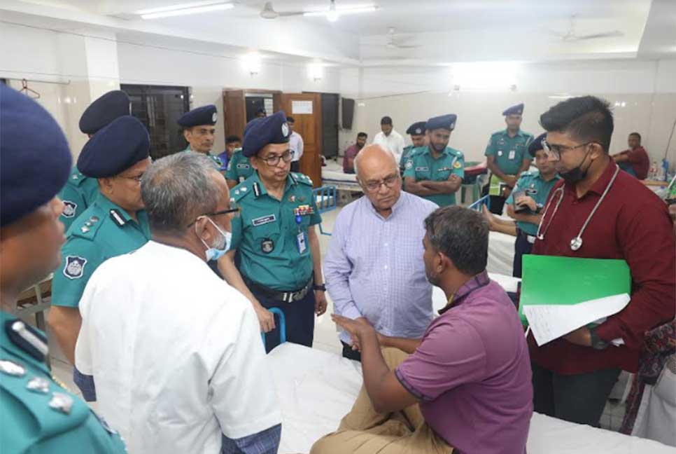 চট্টগ্রামে আহত পুলিশদের চিকিৎসার খবর নিলেন মুক্তিযুদ্ধ উপদেষ্টা