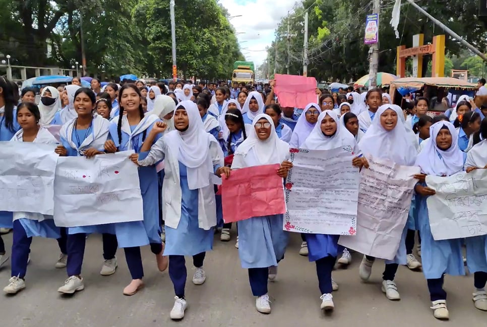 ঠাকুরগাঁওয়ে শিক্ষার্থীদের তোপের মুখে অধ্যক্ষের পদত্যাগ