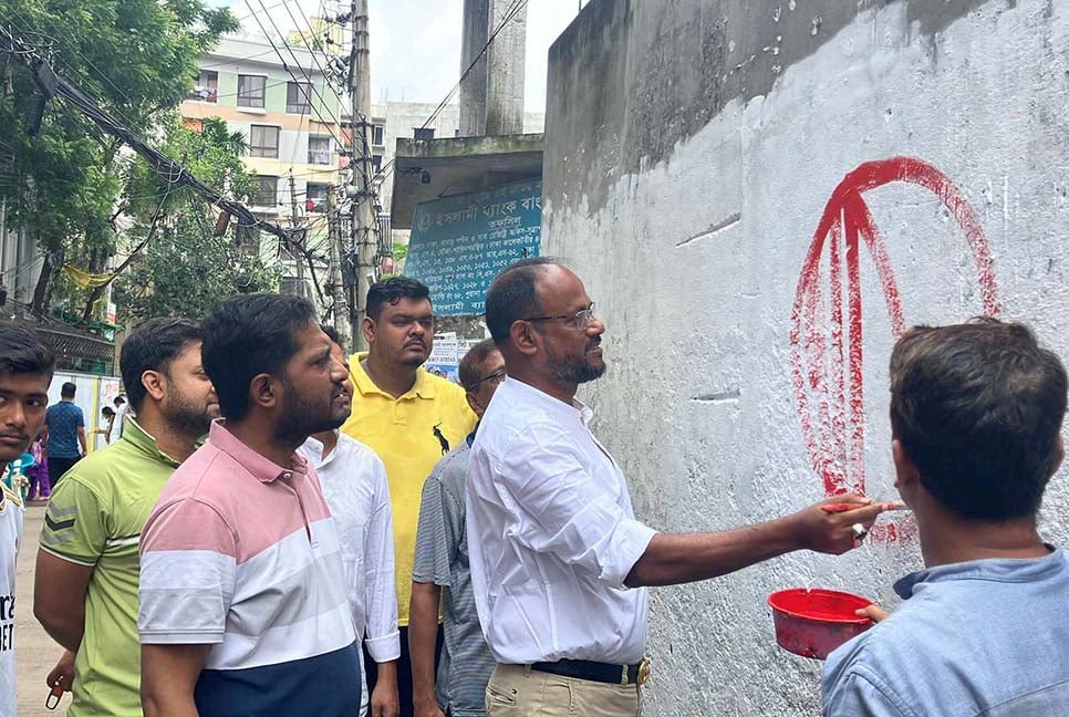 দেয়াল লিখন কর্মসূচির উদ্বোধন করলেন টুকু

