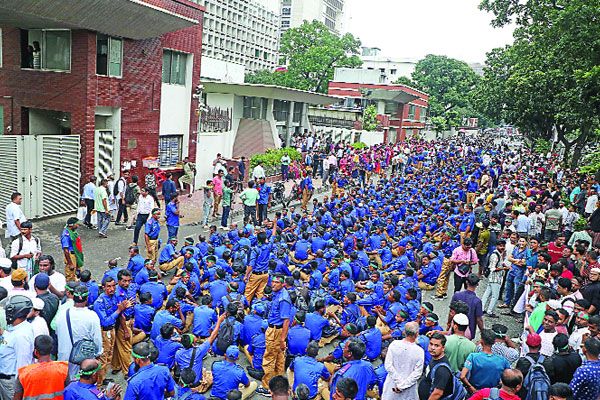 গ্রামপুলিশ সদস্যদের বিক্ষোভ 