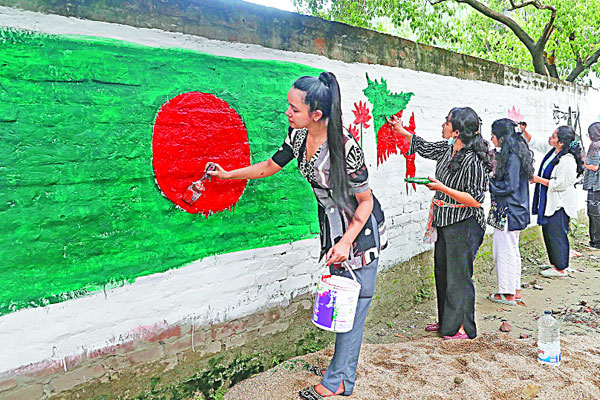 দেয়ালজুড়ে তারুণ্যের প্রতিবাদ