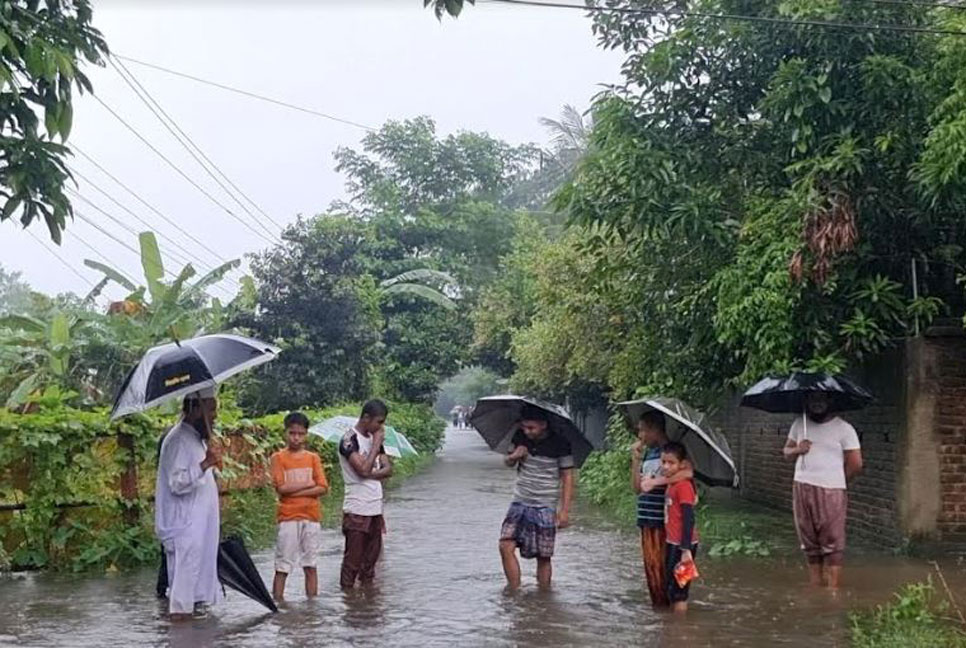 নোয়াখালীতে ঢুকছে মহুরী নদীর পানি, বন্যা পরিস্থিতির অবনতি 