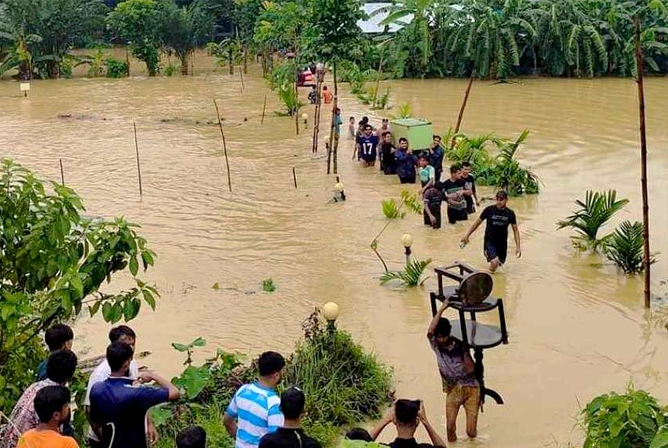 বন্যায় ডুবছে ৫ জেলা, ‌৮ নদ-নদীর পানি বিপৎসীমার ওপরে