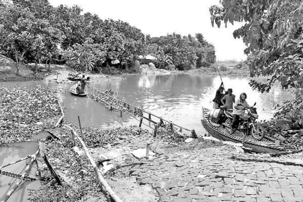 ডুবে গেছে রাস্তা, দুর্ভোগে হাজারো মানুষ