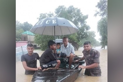 ফেনী সীমান্তে বন্যাদুর্গতদের উদ্ধার সহায়তায় বিজিবি 