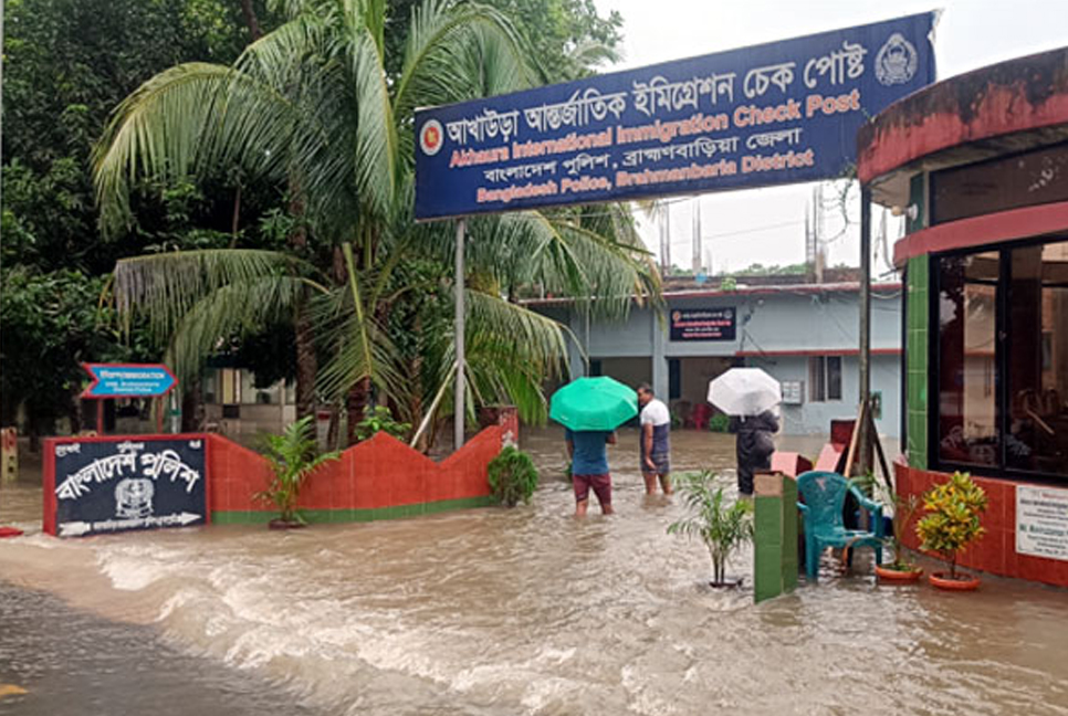 বাঁধ ভেঙে আখাউড়ায় বন্যা, ভারত থেকে তীব্র বেগে ঢুকছে পানি