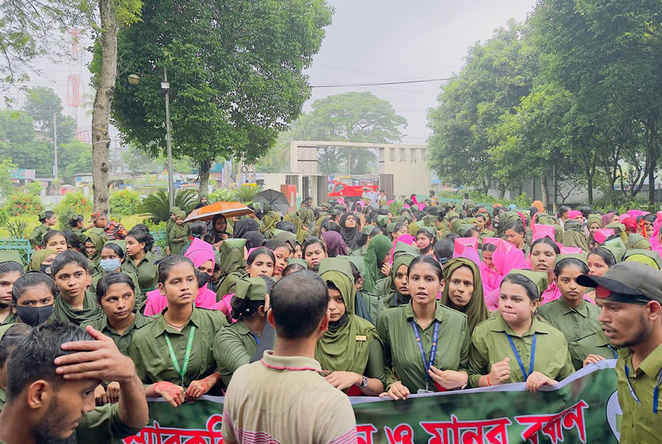 মাদারীপুরে নার্সদের বিক্ষোভ ও স্মারকলিপি প্রদান 