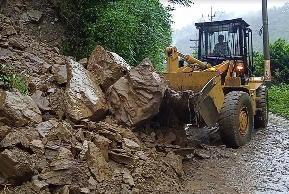 পাহাড় ধসের ৫ ঘণ্টা পর রাঙামাটি-চট্টগ্রাম সড়কে যান চলাচল স্বাভাবিক

