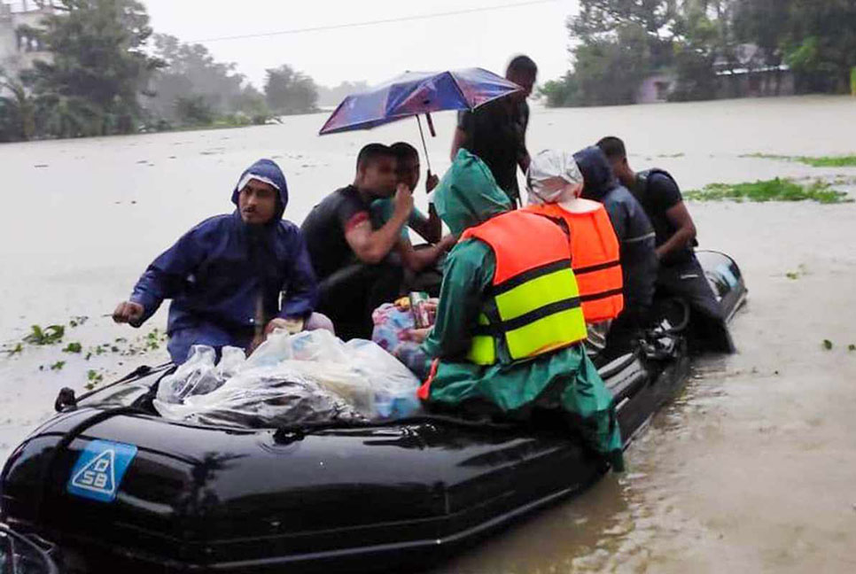 ফেনীতে বন্যার্তদের উদ্ধার ও চিকিৎসা সহায়তা দিচ্ছে নৌবাহিনী