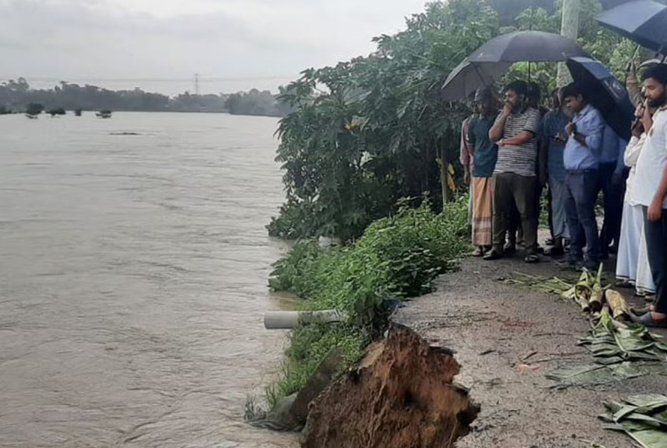 চট্টগ্রামে হালদার বাঁধ ভেঙে ঢুকছে পানি