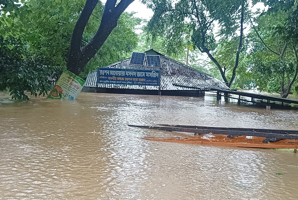 ভেঙে গেছে গোমতী নদীর বাঁধ, মাইকিং করে সতর্ক