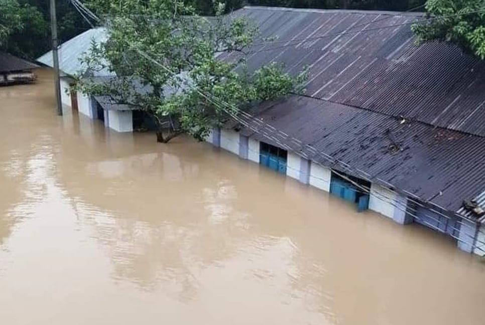 ফেনীতে ডুবে গেছে একতলা বাড়ি, সড়কে গলা পর্যন্ত পানি