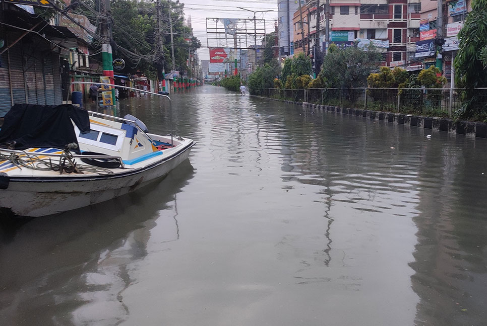 স্পিডবোট নিয়ে ফেনীতে উদ্ধার তৎপরতা
