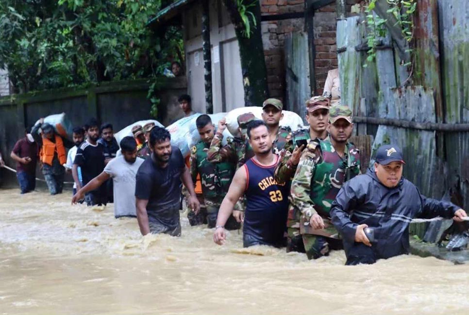 খাগড়াছড়িতে বন্যা কবলিত অসহায় মানুষের পাশে বাংলাদেশ সেনাবাহিনী