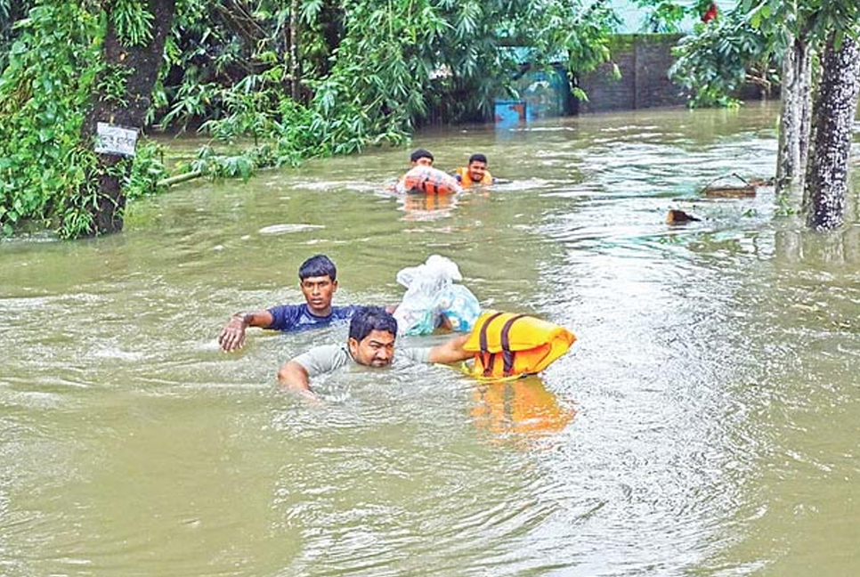 স্মরণকালের ভয়াবহ বন্যায় ১২ জেলায় মানবিক বিপর্যয়, মৃতের সংখ্যা বেড়ে ১৩