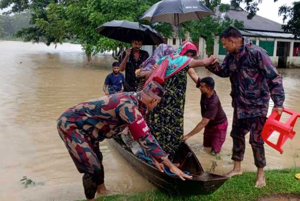 বন্যার্তদের মাঝে রান্না করা খাবার বিতরণ, চিকিৎসা সেবা প্রদান বিজিবির