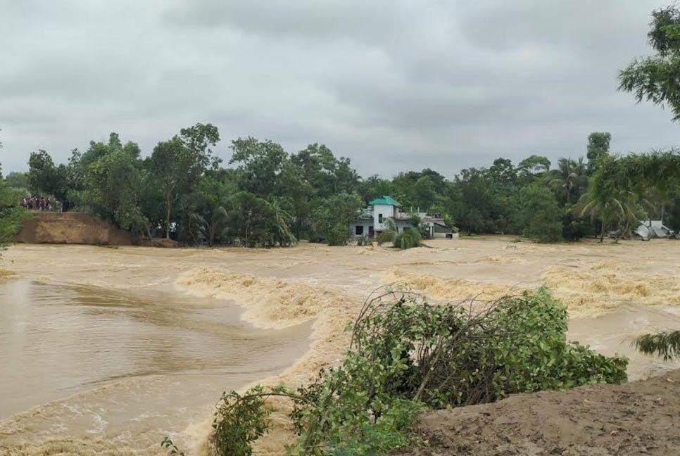 গোমতীর বাঁধ ভেঙে লোকালয়ে পানি, ক্ষতিগ্রস্ত দুই লক্ষাধিক মানুষ