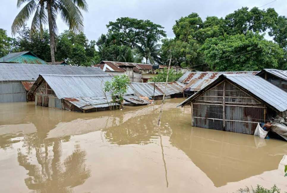 মৌলভীবাজারে পানিবন্দি দুই লাখ মানুষ, ত্রাণ সংকট