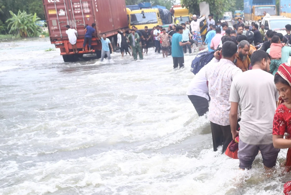 চট্টগ্রাম-ঢাকা মহাসড়কে দুর্ভোগ