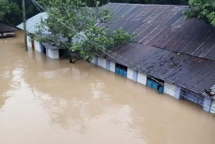 ফেনীতে ডুবে গেছে একতলা বাড়ি, সড়কে গলা পর্যন্ত পানি