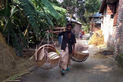 বাঁশের তৈরি পণ্য বিক্রিতেই চলে যাদের সংসার 