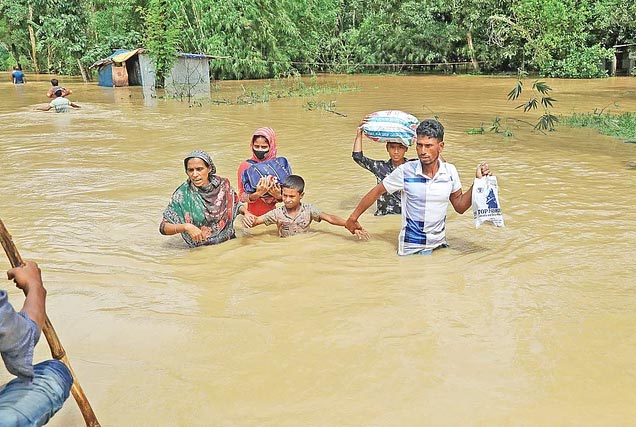 ফেনীতে বিশুদ্ধ পানি ও খাদ্য সংকট