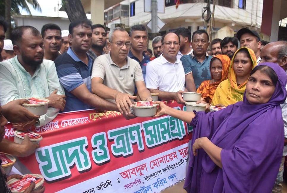 কুমিল্লায় বন্যার্তদের মাঝে যুবদলের ত্রাণ বিতরণ

