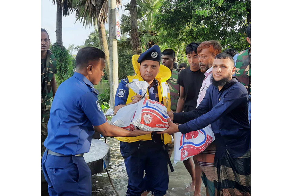 বন্যাদুর্গত এলাকায় পুলিশের ত্রাণ ও উদ্ধার তৎপরতা অব্যাহত