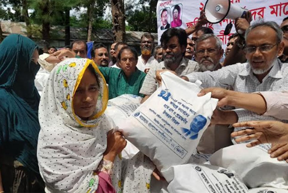 নোয়াখালীতে বিএনপির ত্রাণ বিতরণ