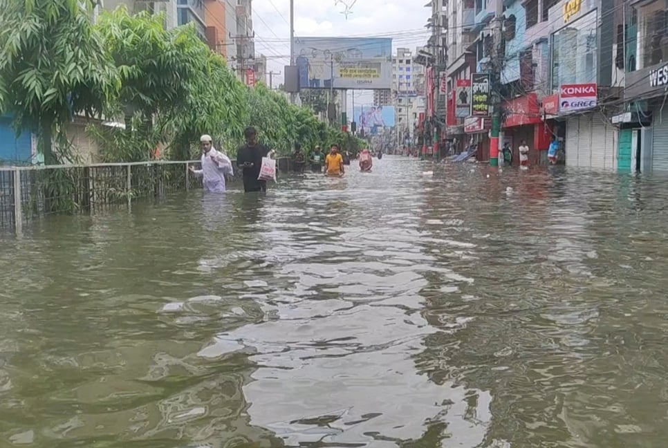 ফেনীর বন্যা পরিস্থিতি: এখনও পানিবন্দি ৮০ শতাংশ মানুষ