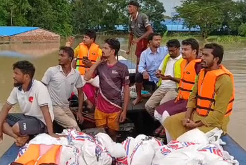 ফেনীতে গণ অধিকার পরিষদের ত্রাণ বিতরণ