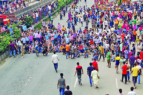 পোশাক শ্রমিকদের মহাসড়ক অবরোধ বেতনের দাবিতে