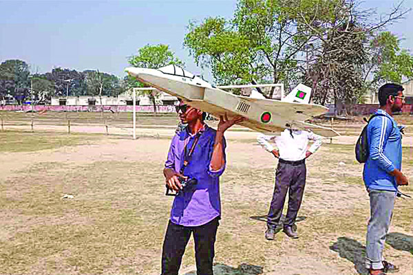 রিমোট কন্ট্রোলে প্লেন চালিয়ে তাক লাগালেন রোশান