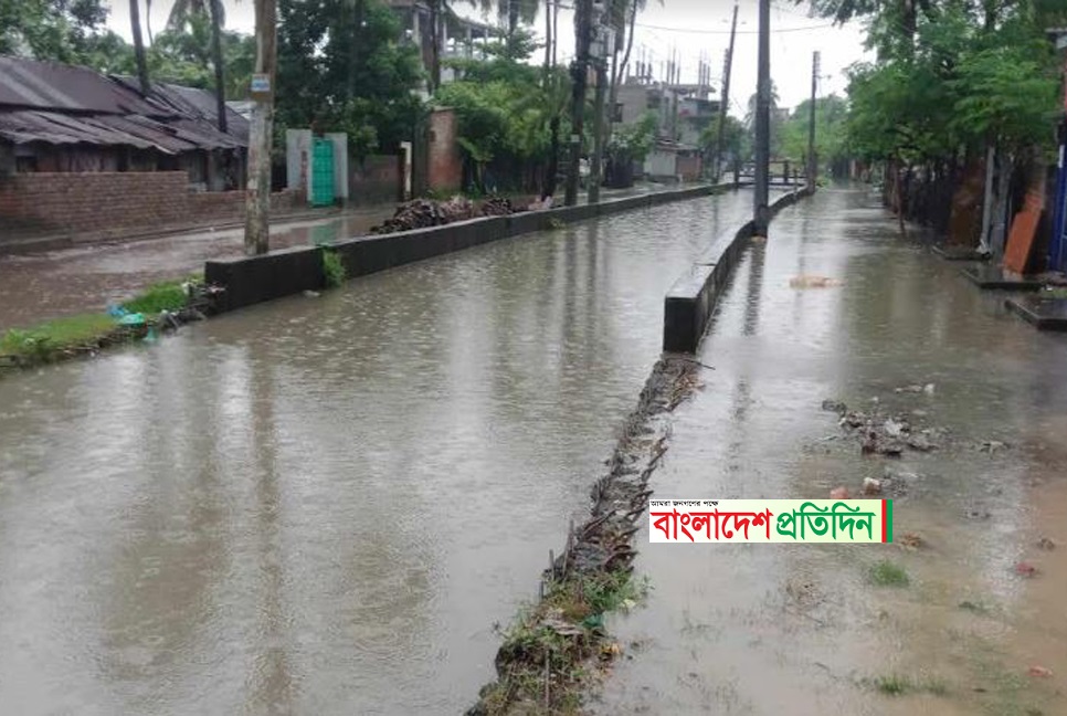 তিন ঘণ্টার ভারী বৃষ্টিতে ডুবলো খুলনা