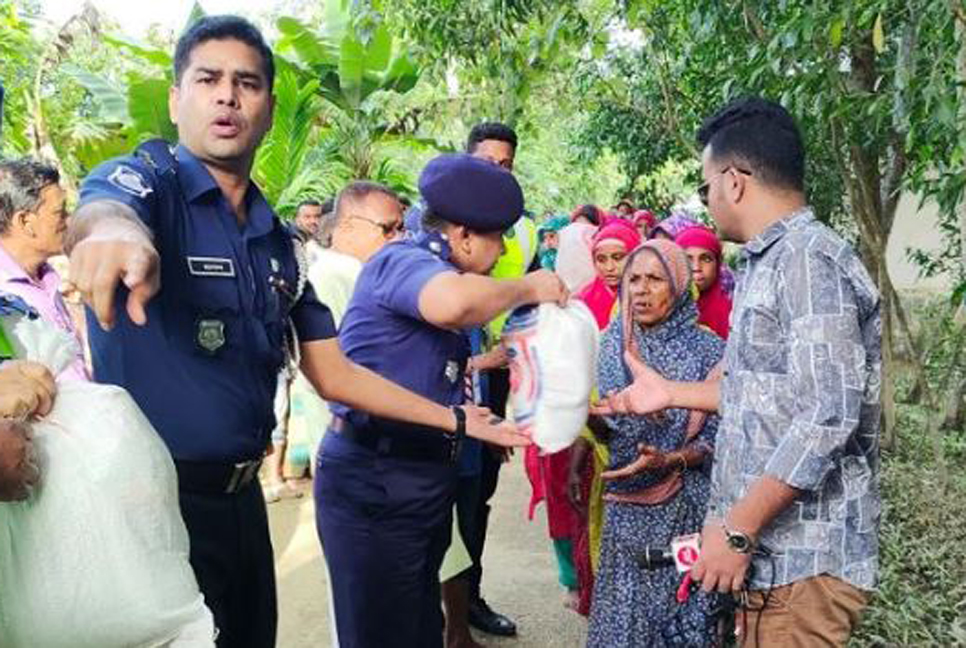 কুলাউড়ায় বন্যার্তদের পাশে হাইওয়ে পুলিশ