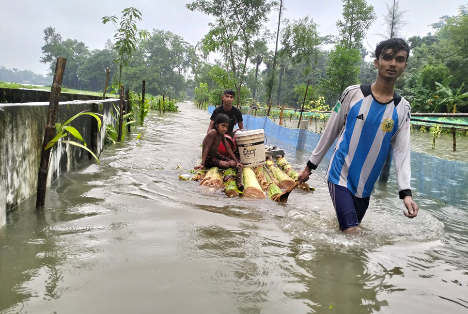 কুমিল্লা দক্ষিণে চড়া দামেও মিলছে না পণ্য, বন্যার্তদের হাহাকার

