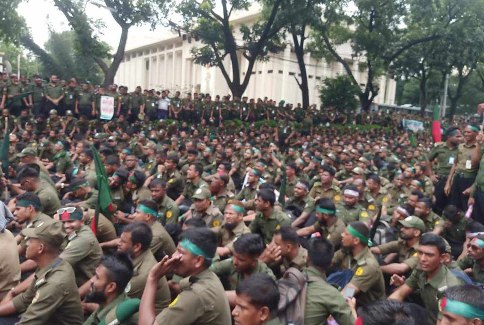 আনসারে ‘রেস্ট প্রথা’ বাতিল হচ্ছে, আন্দোলন স্থগিত

