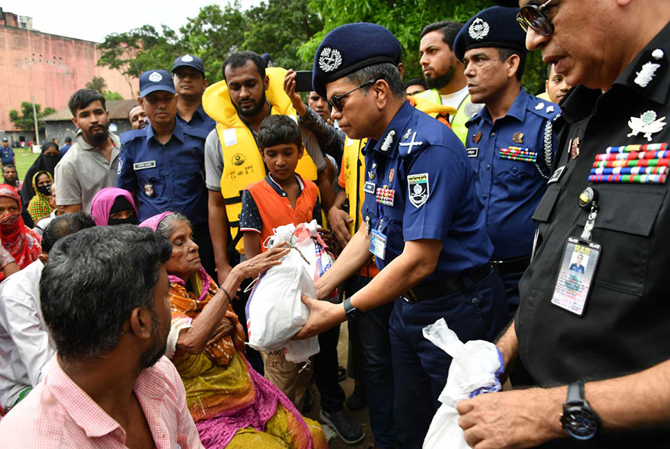 বন্যাকবলিত এলাকা পরিদর্শন ও ত্রাণ বিতরণ করলেন আইজিপি