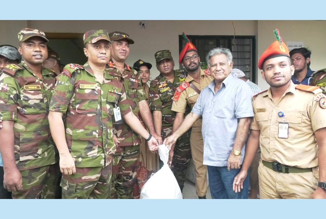 ফেনীতে ত্রাণ হস্তান্তর করলেন এম সাখাওয়াত হোসেন