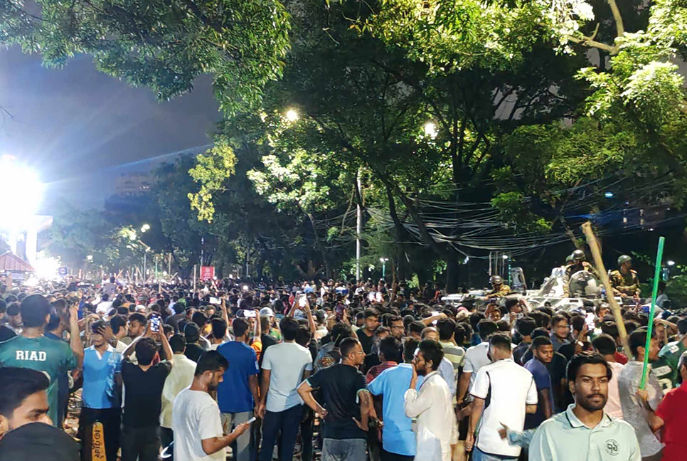 ছাত্র-জনতার প্রতিরোধে পালালো আনসার