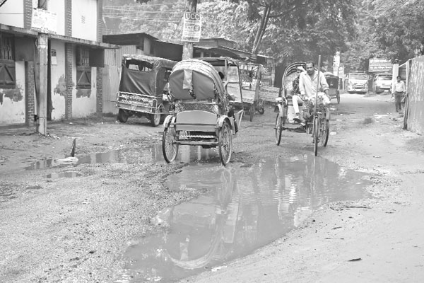 বেশির ভাগ সড়ক খানাখন্দে ভরা