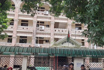 বগুড়ায় বিচারকের উপর হামলা প্রতিবাদে হামলাকারীকে গণধোলাই