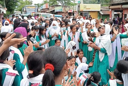 হবিগঞ্জে প্রধান শিক্ষকের পদত্যাগের দাবিতে শিক্ষার্থীদের বিক্ষোভ