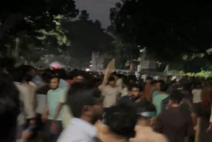 সচিবালয় এলাকায় শিক্ষার্থীদের সঙ্গে আনসারদের সংঘর্ষ, পাল্টাপাল্টি ধাওয়া

