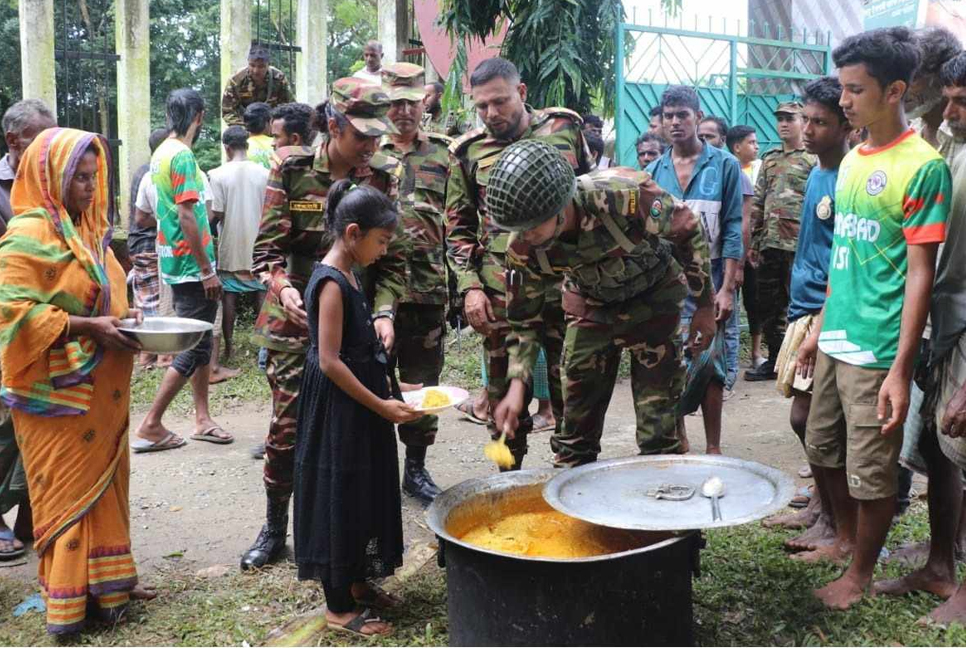 বন্যার্তদের উদ্ধার, চিকিৎসা সেবা ও ত্রাণ বিতরণ কার্যক্রমে সশস্ত্র বাহিনী