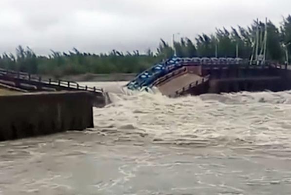 বন্যার পানির ঢলে ভেঙে গেছে মুছাপুর স্লুইসগেট, এলাকাজুড়ে আতঙ্ক