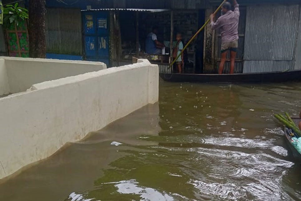 কুমিল্লায় ত্রাণ পাচ্ছে ডাঙার মানুষ, বঞ্চিত প্রকৃত দুর্গতরা