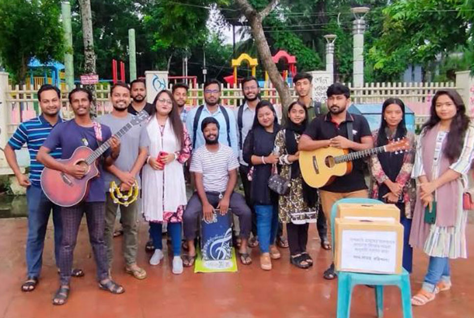 বন্যার্তদের জন্য বরিশালে গান গেয়ে অর্থ সংগ্রহ 